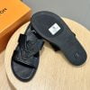 Dép quai ngang LV hoa chìm Monogram màu đen siêu cấp