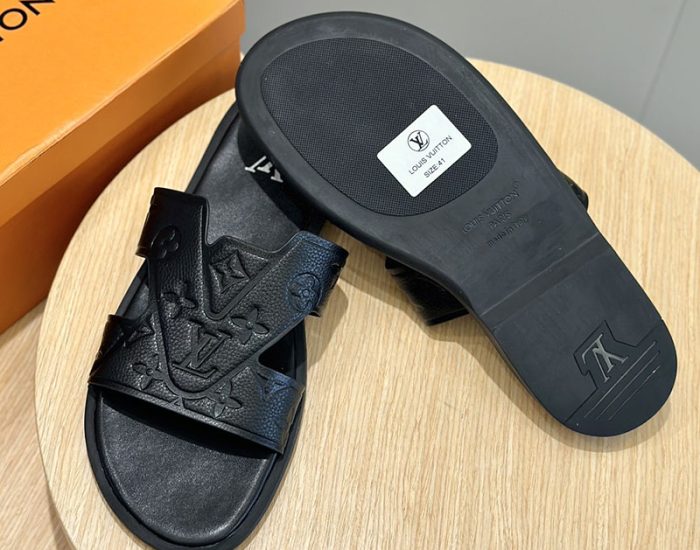 Dép quai ngang LV hoa chìm Monogram màu đen siêu cấp