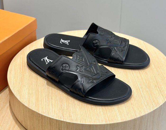 Dép quai ngang LV hoa chìm Monogram màu đen siêu cấp