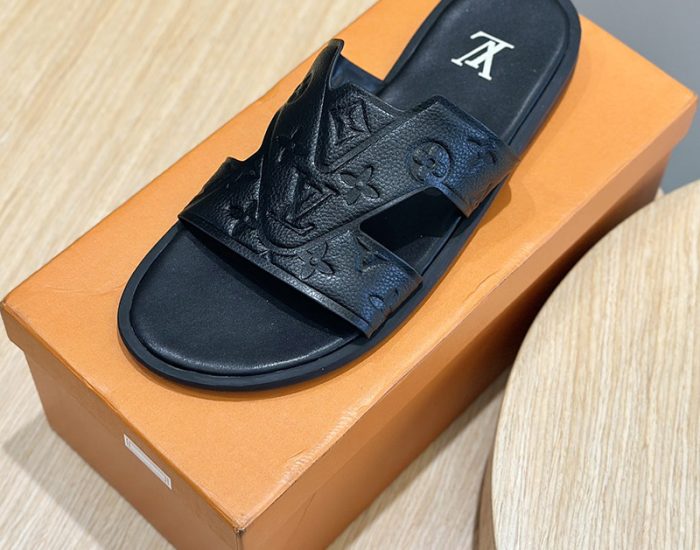 Dép quai ngang LV hoa chìm Monogram màu đen siêu cấp