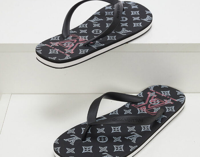 Dép Louis Vuitton Rubber Flip Flops logo hoa trắng