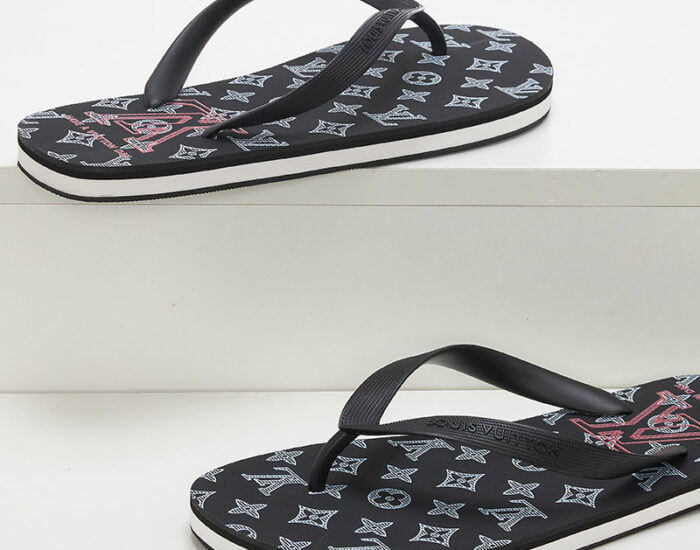 Dép Louis Vuitton Rubber Flip Flops logo hoa trắng