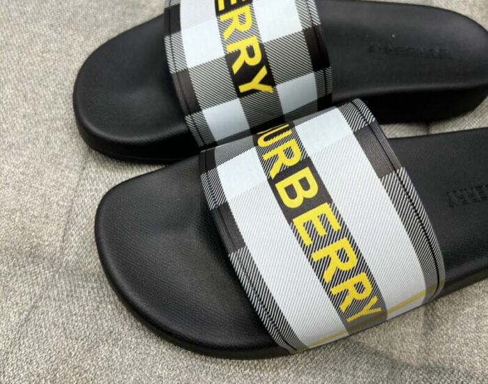 Dép nam Burberry họa tiết logo chữ vàng Like Auth