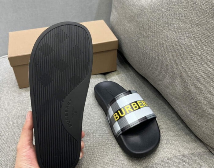 Dép nam Burberry họa tiết logo chữ vàng Like Auth