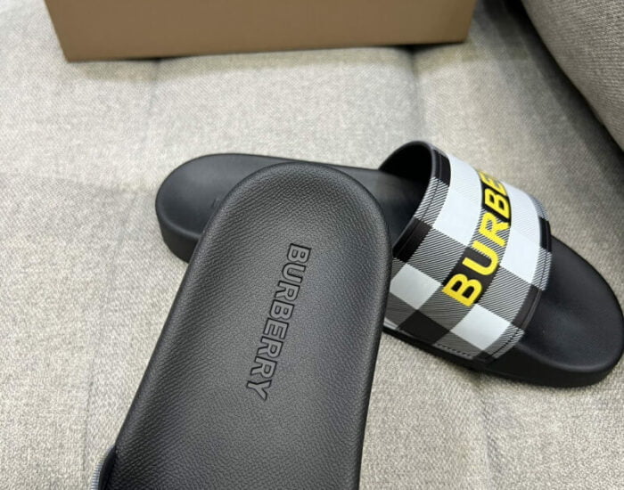 Dép nam Burberry họa tiết logo chữ vàng Like Auth