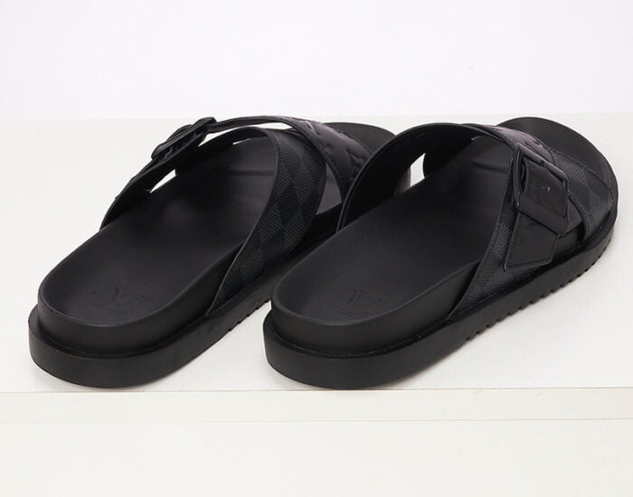 Dép quai chéo Louis Vuitton màu đen họa tiết khóa cài