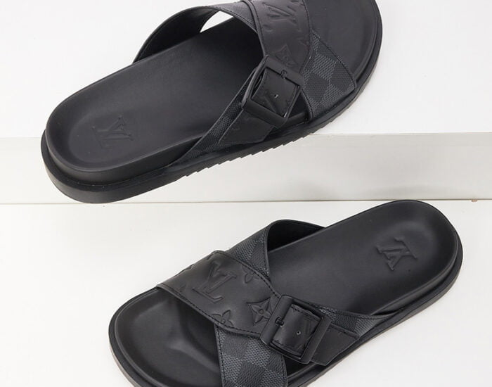 Dép quai chéo Louis Vuitton màu đen họa tiết khóa cài