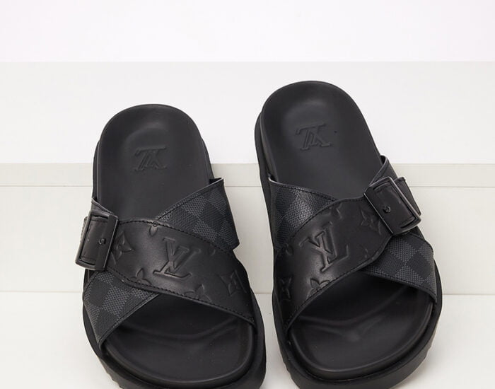 Dép quai chéo Louis Vuitton màu đen họa tiết khóa cài