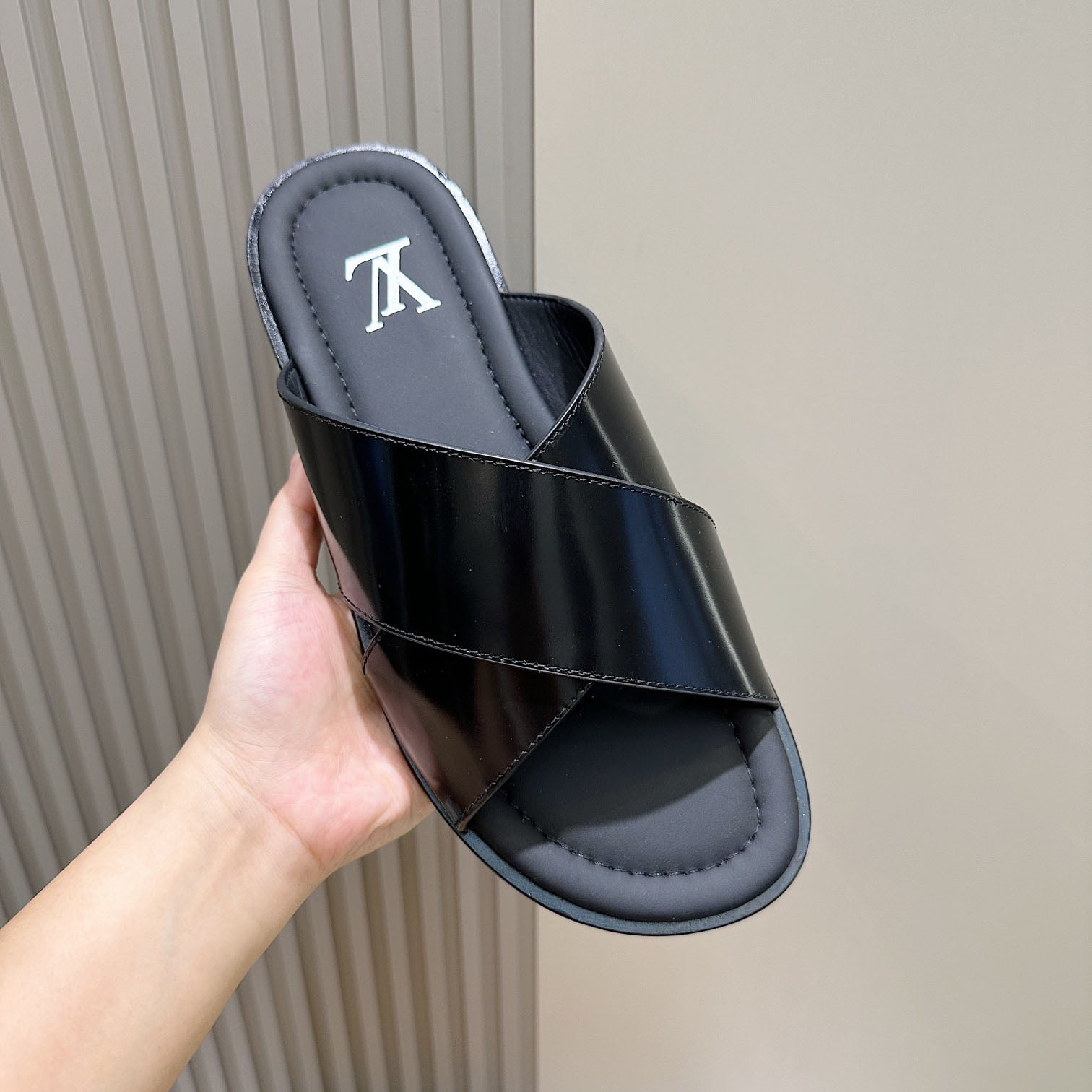 Dép quai chéo Louis Vuitton da bóng màu đen Like Auth