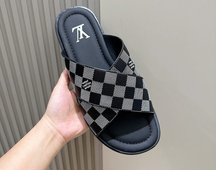 Dép quai chéo LV họa tiết caro màu xám đen Like Auth