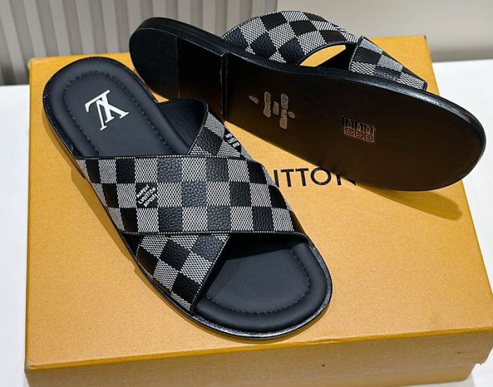 Dép quai chéo LV họa tiết caro màu xám đen Like Auth