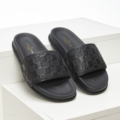 Dép quai ngang Louis Vuitton caro dập chìm họa tiết bo viền