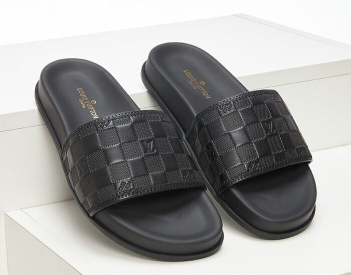 Dép quai ngang Louis Vuitton caro dập chìm họa tiết bo viền
