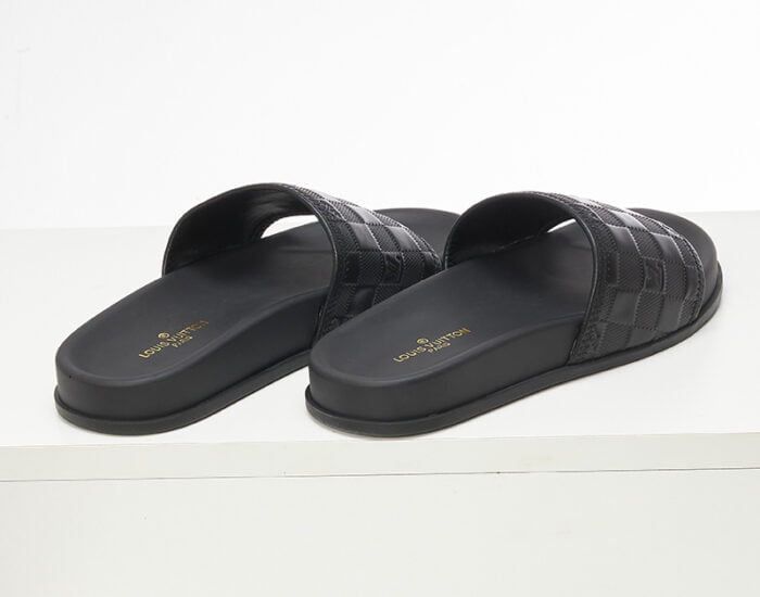 Dép quai ngang Louis Vuitton caro dập chìm họa tiết bo viền