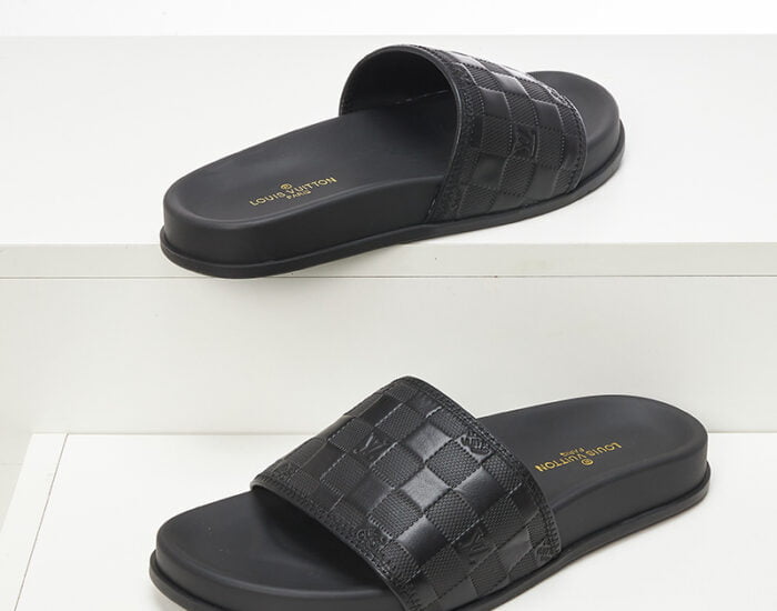 Dép quai ngang Louis Vuitton caro dập chìm họa tiết bo viền