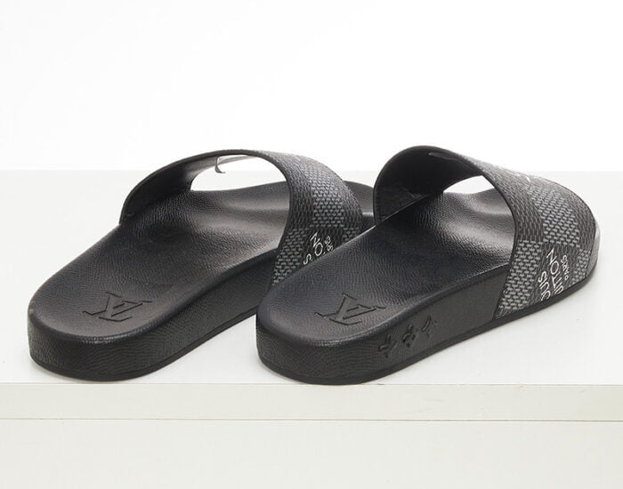 Dép quai ngang Louis Vuitton caro xám họa tiết in logo chữ