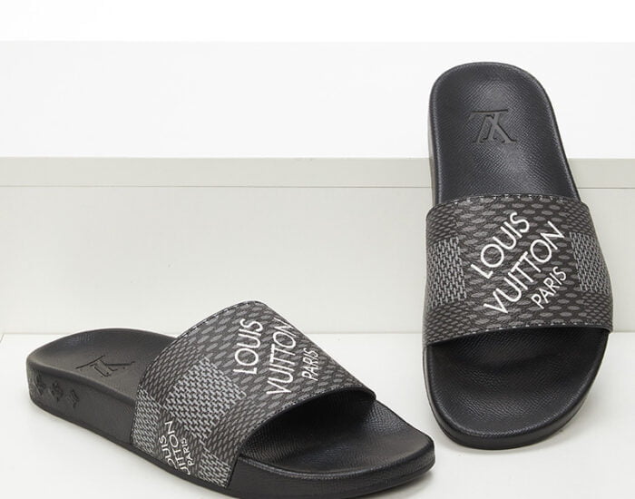 Dép quai ngang Louis Vuitton caro xám họa tiết in logo chữ