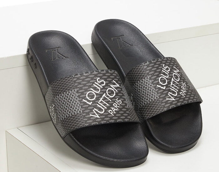 Dép quai ngang Louis Vuitton caro xám họa tiết in logo chữ