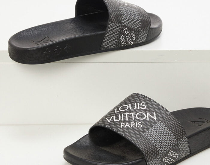 Dép quai ngang Louis Vuitton caro xám họa tiết in logo chữ