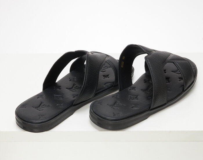 Dép quai ngang Louis Vuitton màu đen họa tiết hoa dập chìm