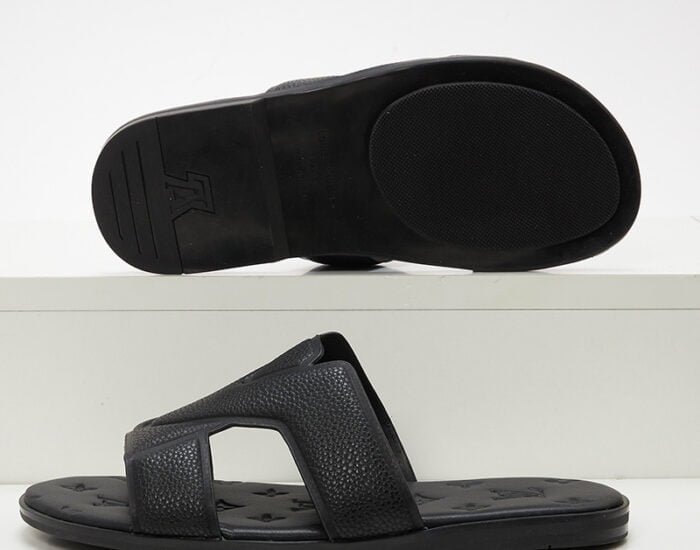 Dép quai ngang Louis Vuitton màu đen họa tiết hoa dập chìm