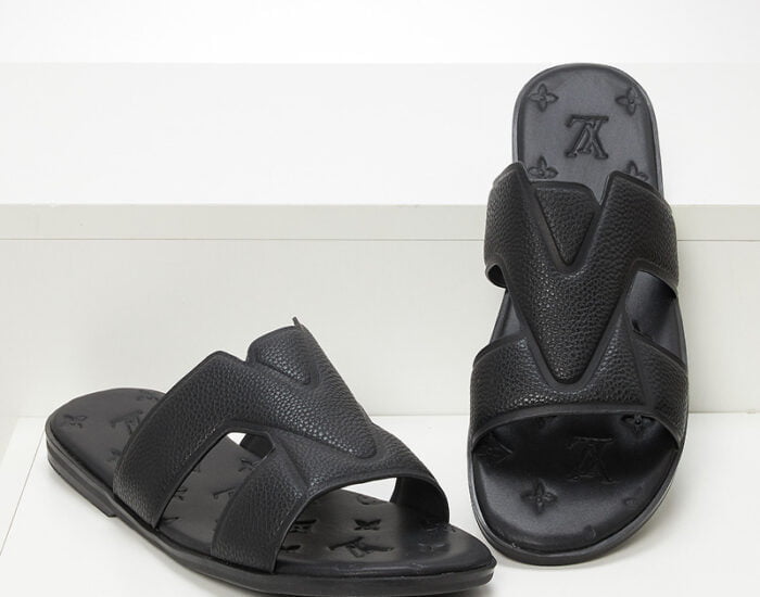 Dép quai ngang Louis Vuitton màu đen họa tiết hoa dập chìm