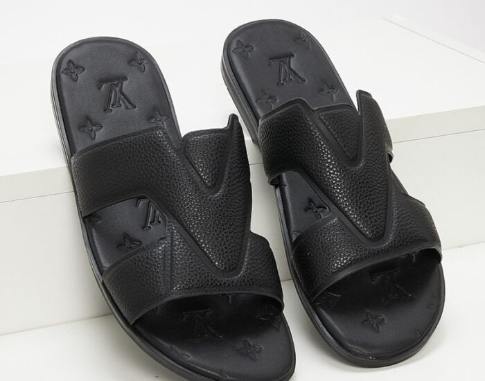 Dép quai ngang Louis Vuitton màu đen họa tiết hoa dập chìm