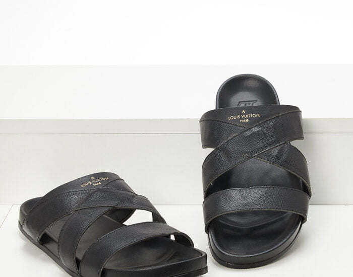 Dép quai ngang Louis Vuitton màu đen họa tiết logo chữ vàng