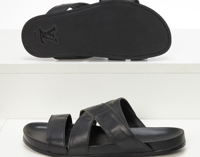 Dép quai ngang Louis Vuitton màu đen họa tiết logo chữ vàng