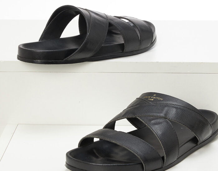 Dép quai ngang Louis Vuitton màu đen họa tiết logo chữ vàng