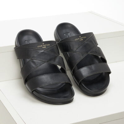 Dép quai ngang Louis Vuitton màu đen họa tiết logo chữ vàng