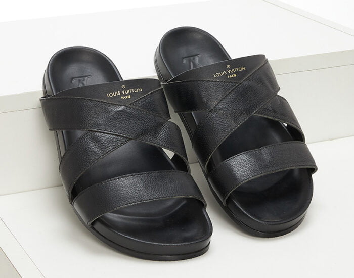 Dép quai ngang Louis Vuitton màu đen họa tiết logo chữ vàng