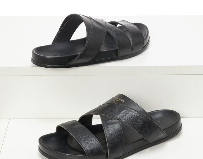 Dép quai ngang Louis Vuitton màu đen họa tiết logo chữ vàng