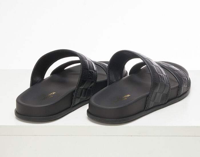 Dép quai ngang LV màu đen họa tiết caro in chìm