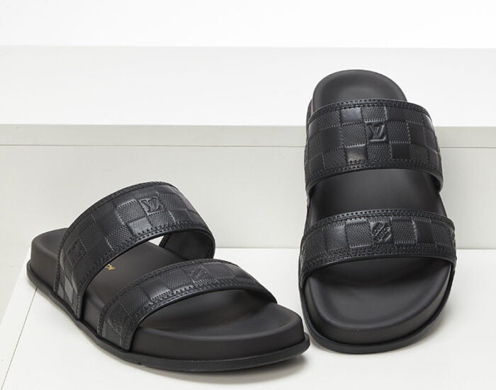 Dép quai ngang LV màu đen họa tiết caro in chìm
