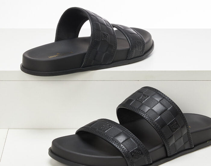 Dép quai ngang LV màu đen họa tiết caro in chìm