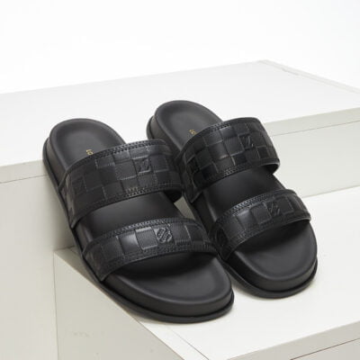 Dép quai ngang LV màu đen họa tiết caro in chìm
