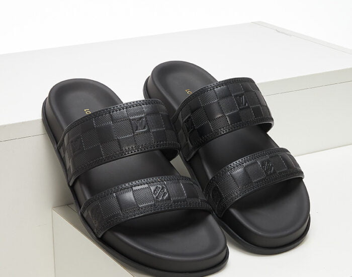 Dép quai ngang LV màu đen họa tiết caro in chìm