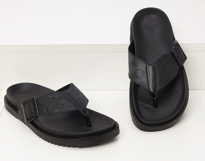 Dép tông Louis Vuitton hoa chìm họa tiết khóa cài