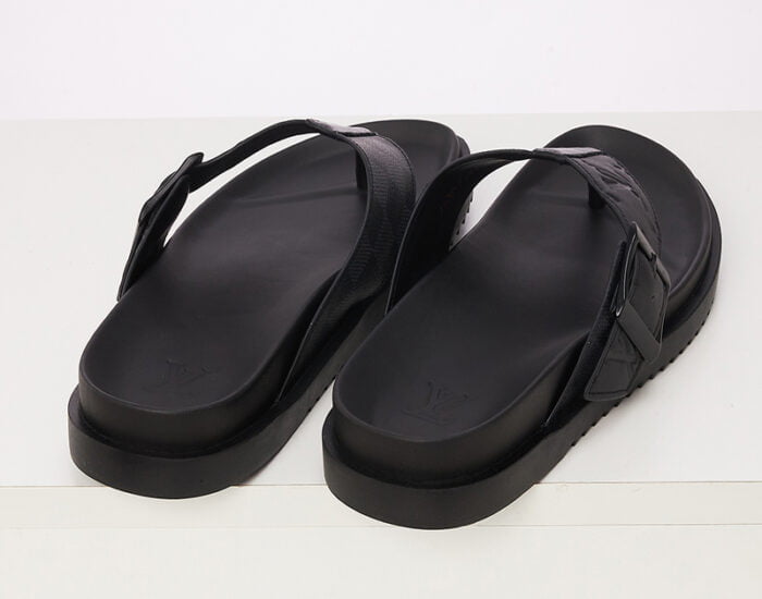 Dép tông Louis Vuitton hoa chìm họa tiết khóa cài