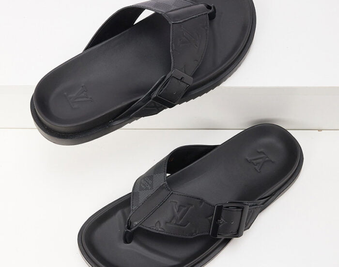 Dép tông Louis Vuitton hoa chìm họa tiết khóa cài