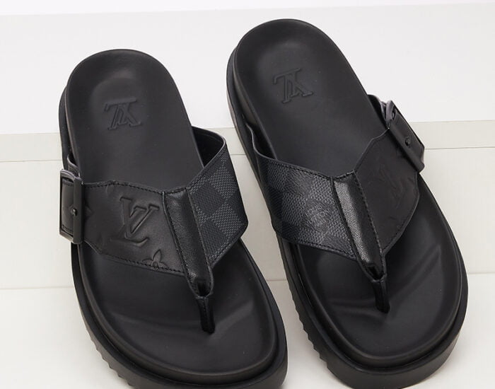 Dép tông Louis Vuitton hoa chìm họa tiết khóa cài