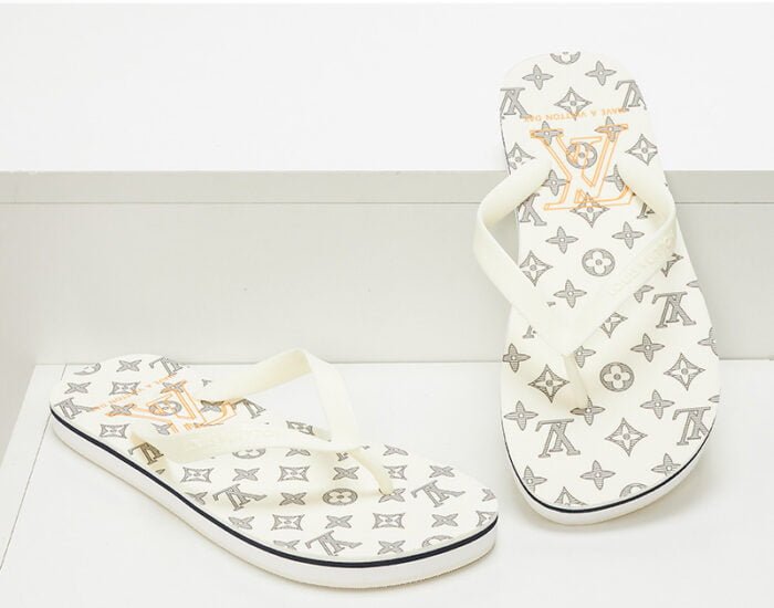 Dép tông Louis Vuitton họa tiết logo chữ vàng