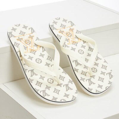 Dép tông Louis Vuitton họa tiết logo chữ vàng