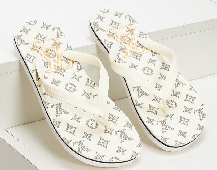 Dép tông Louis Vuitton họa tiết logo chữ vàng