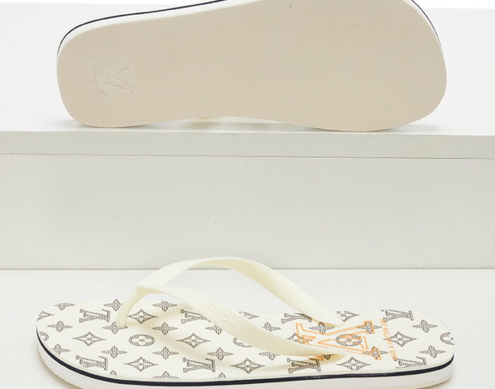 Dép tông Louis Vuitton họa tiết logo chữ vàng