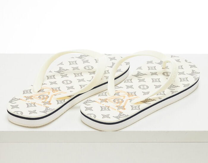 Dép tông Louis Vuitton họa tiết logo chữ vàng