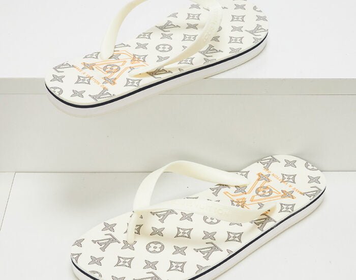 Dép tông Louis Vuitton họa tiết logo chữ vàng