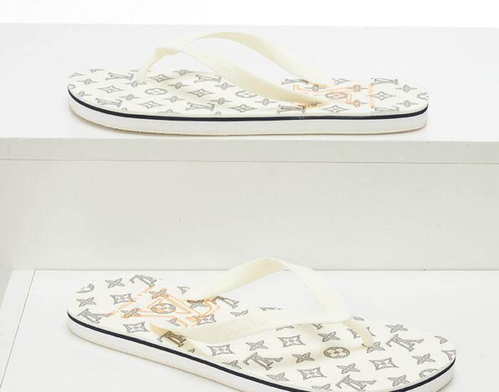 Dép tông Louis Vuitton họa tiết logo chữ vàng