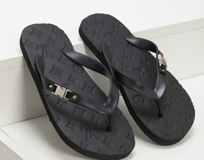 Dép tông Louis Vuitton họa tiết Monogram khóa cài